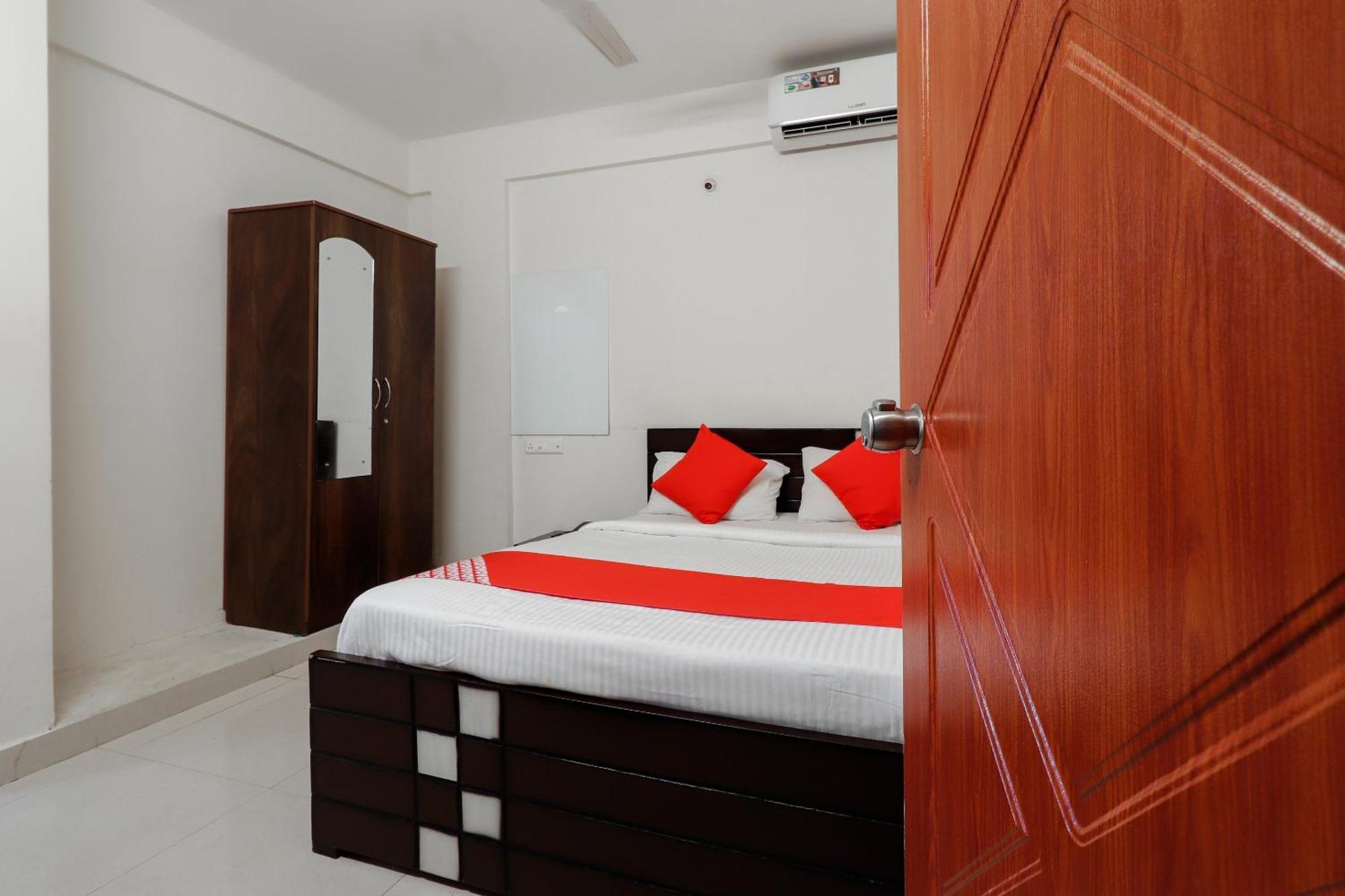 Super Gn Collection O Near Rajajinagar Industrial Estate Hotel Бангалор Екстериор снимка